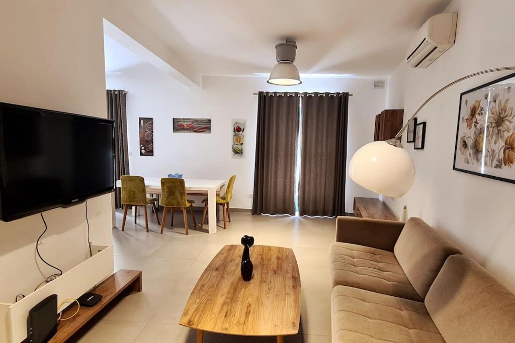 Cozy Inside.City & Beach Outside Apartment Слима Екстериор снимка