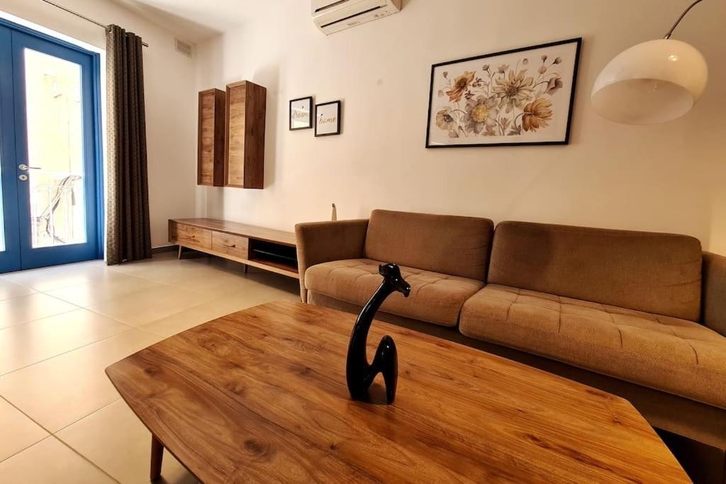 Cozy Inside.City & Beach Outside Apartment Слима Екстериор снимка