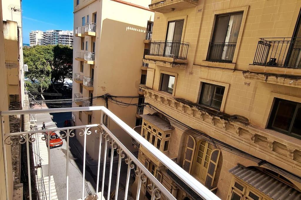 Cozy Inside.City & Beach Outside Apartment Слима Екстериор снимка